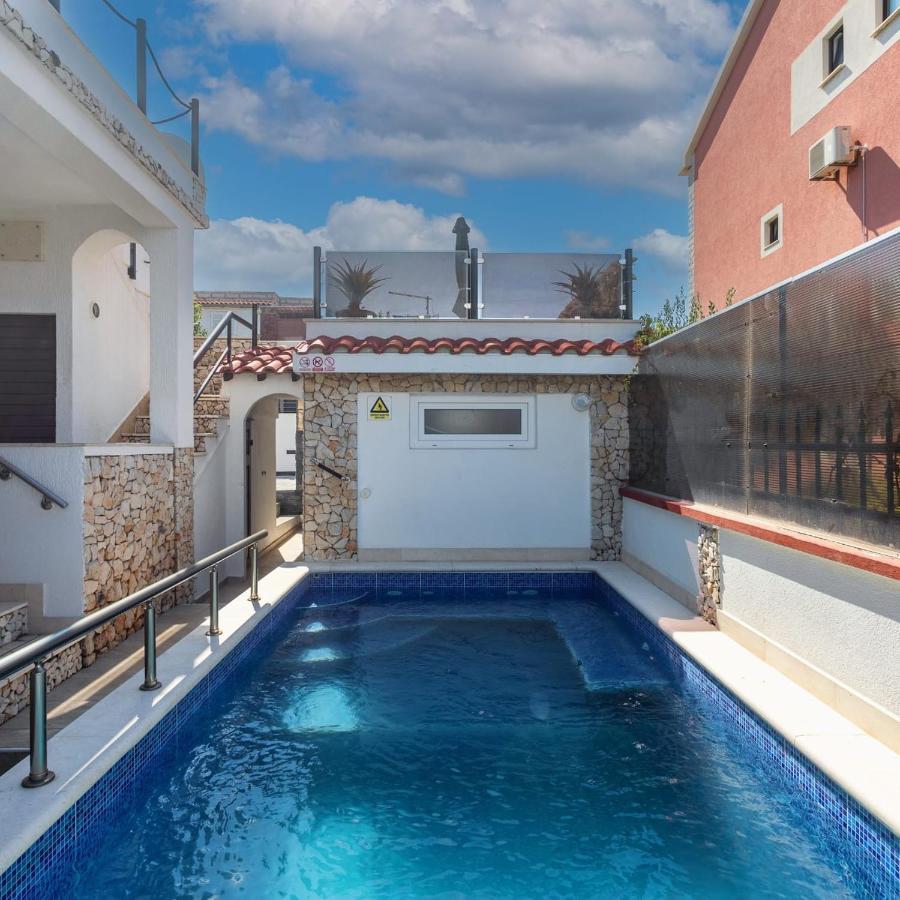 Holiday House Iva สลาทิเน ภายนอก รูปภาพ
